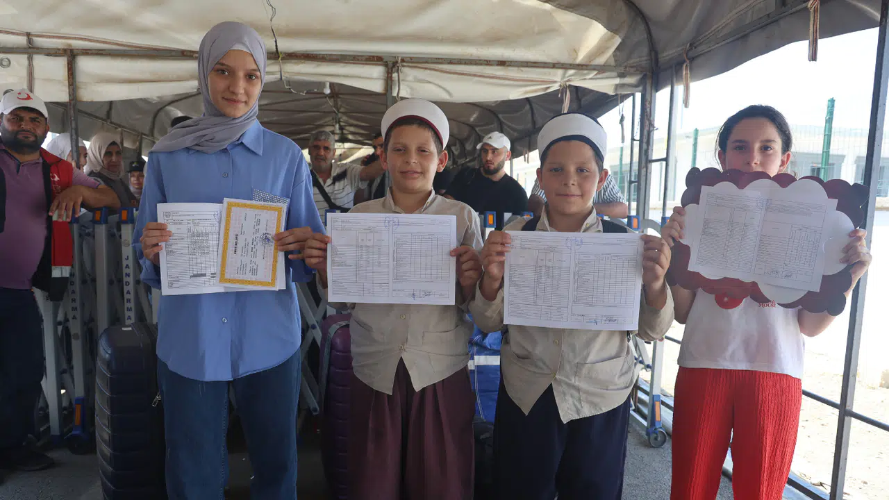 Evlatları Karnelerini Alan Suriyeli Aileler Ülkelerine Dönüyorlar