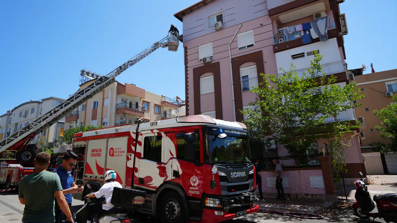 Yangın Paniği, Apartman Dumanla Kaplandı