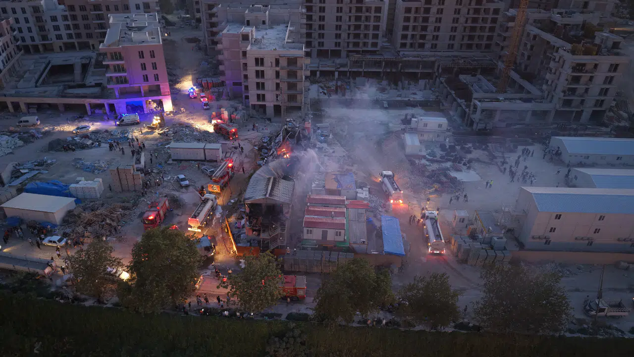 İşçilerin Kaldığı Prefabrik Yatakhane Alevlere Teslim Oldu