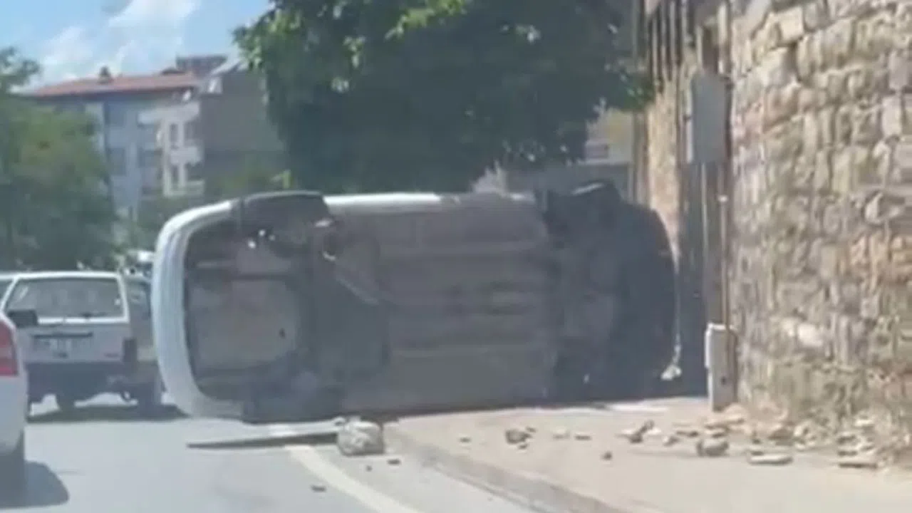 Kahramanmaraş’ta Virajı Alamayan Otomobil Duvara Çarpıp Takla Attı