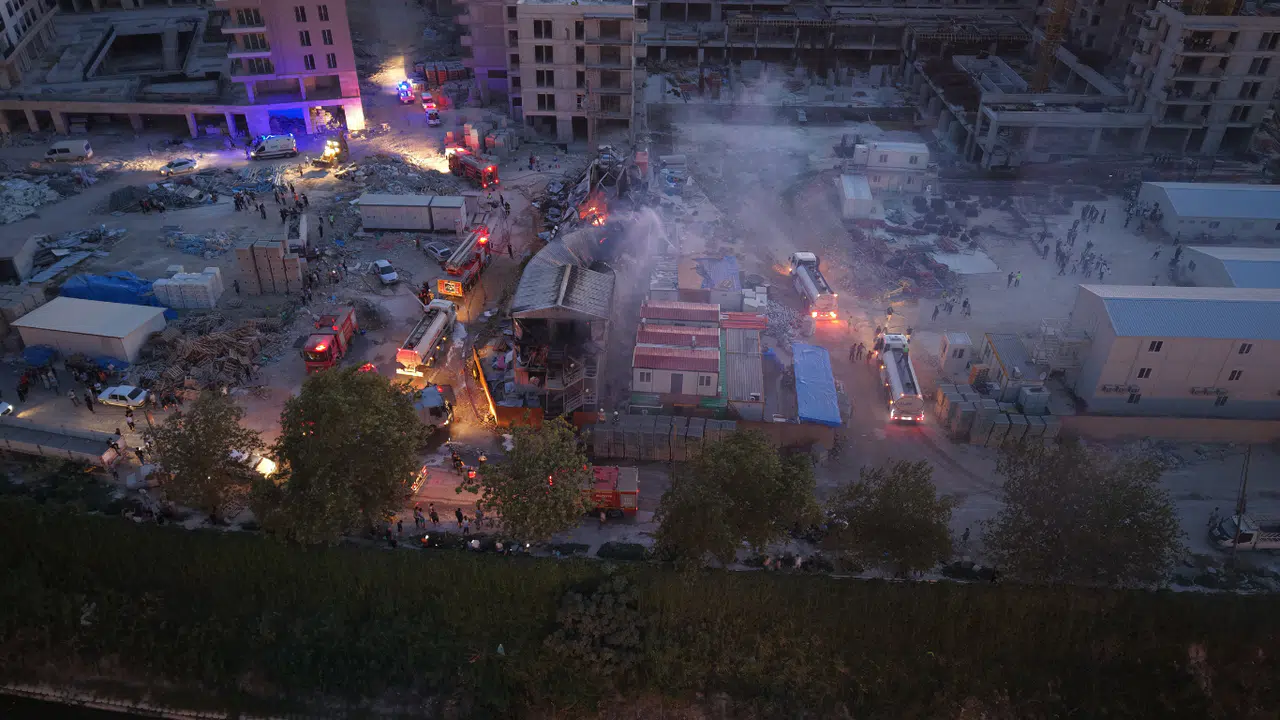 Yangında Mahsur Kalan Kediye Yürek Isıtan Şefkat