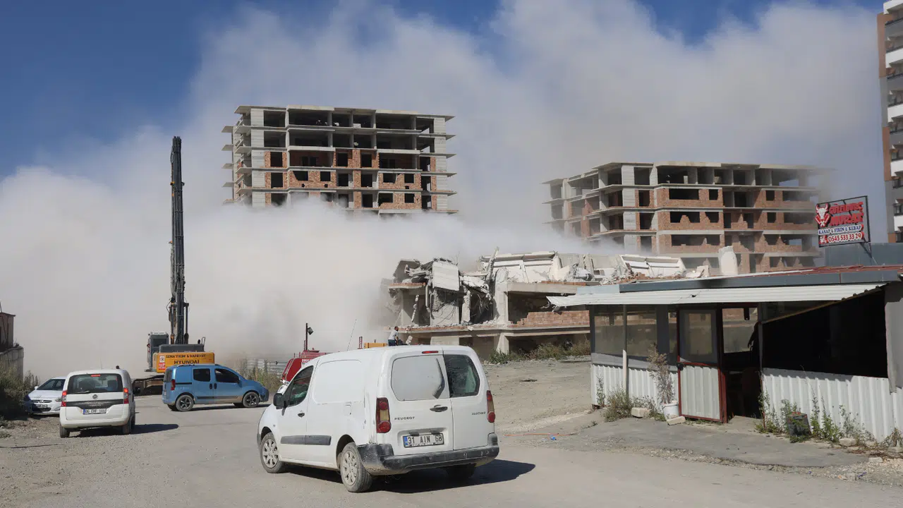 Deprem Etkisi Oluşturan 13 Katlı Bina Yerle Bir Oldu