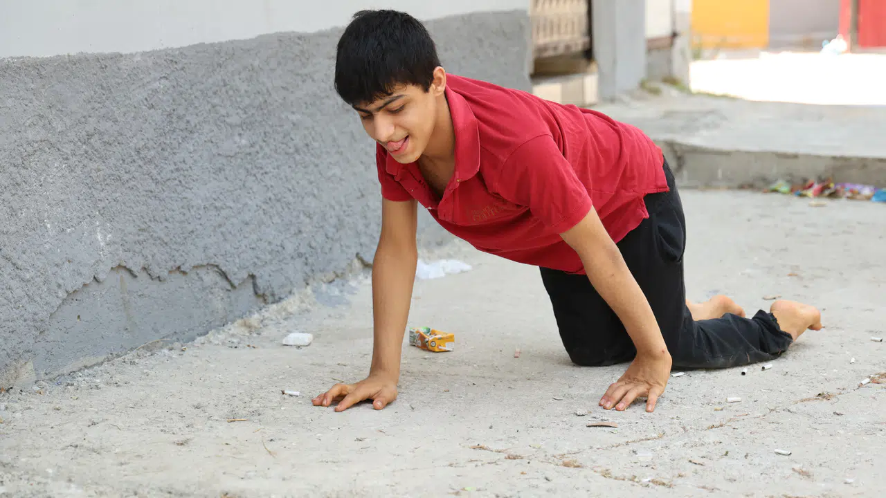 Enes'in Tekerlekli Sandalyesi Çalındı Şimdi Emekleyerek Geziyor