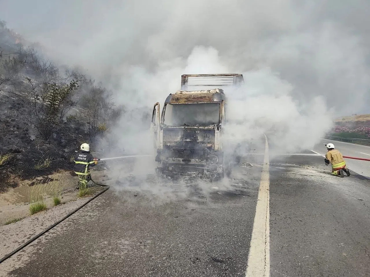 Alevlere Teslim Olan Tır Hurdaya Döndü