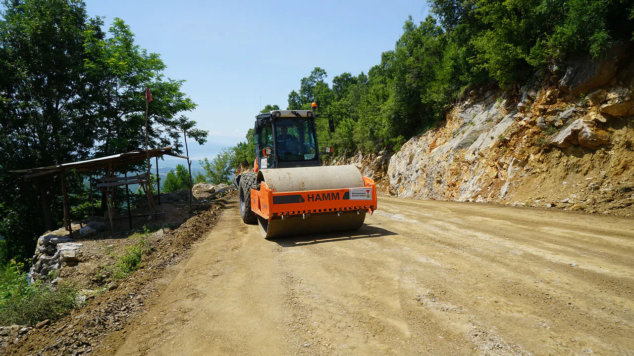 Andırın’da Ulaşım Konforu Artıyor: 10 Mahalleye Yol Yatırımı