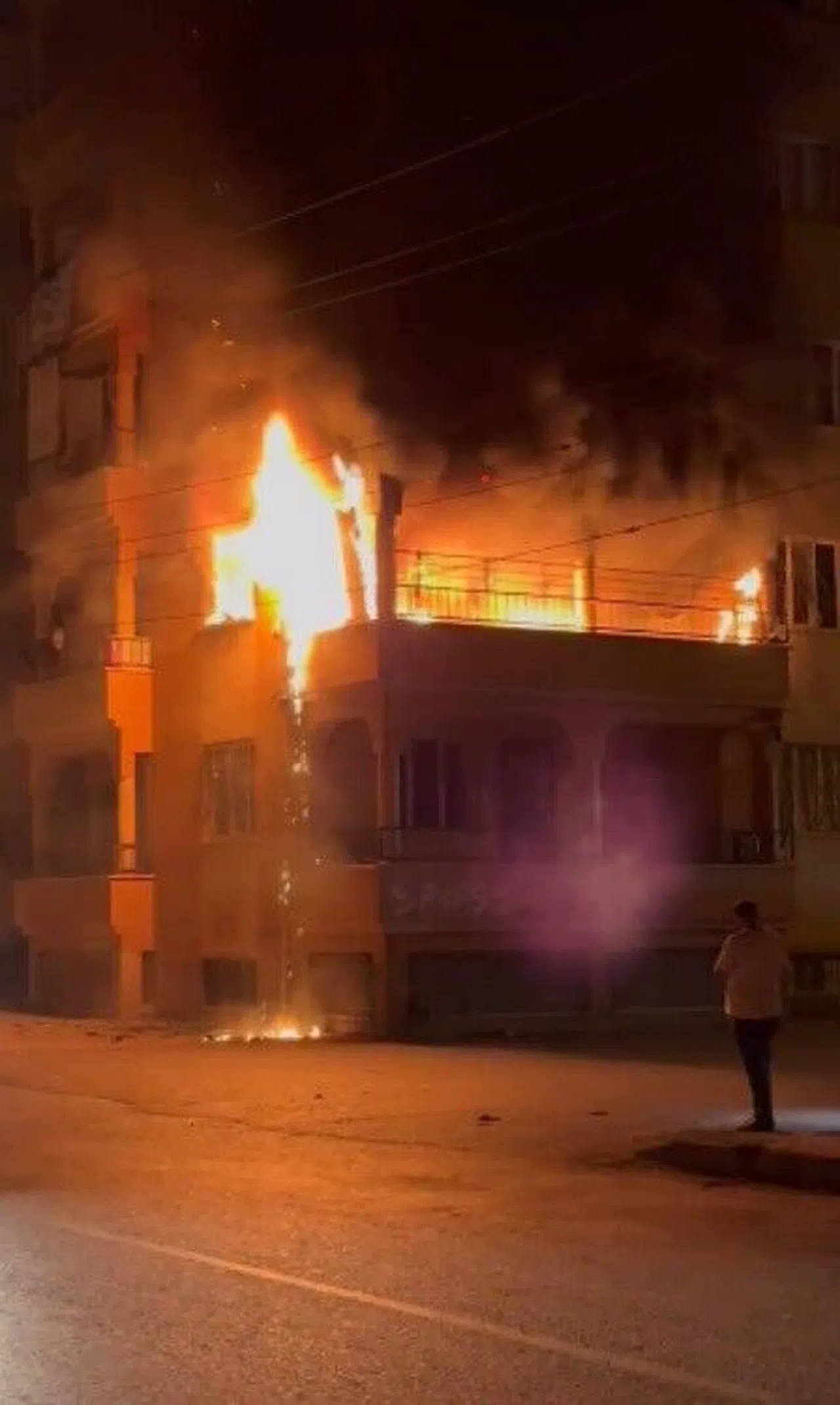 Apartman Dairesi Alevlere Teslim Oldu