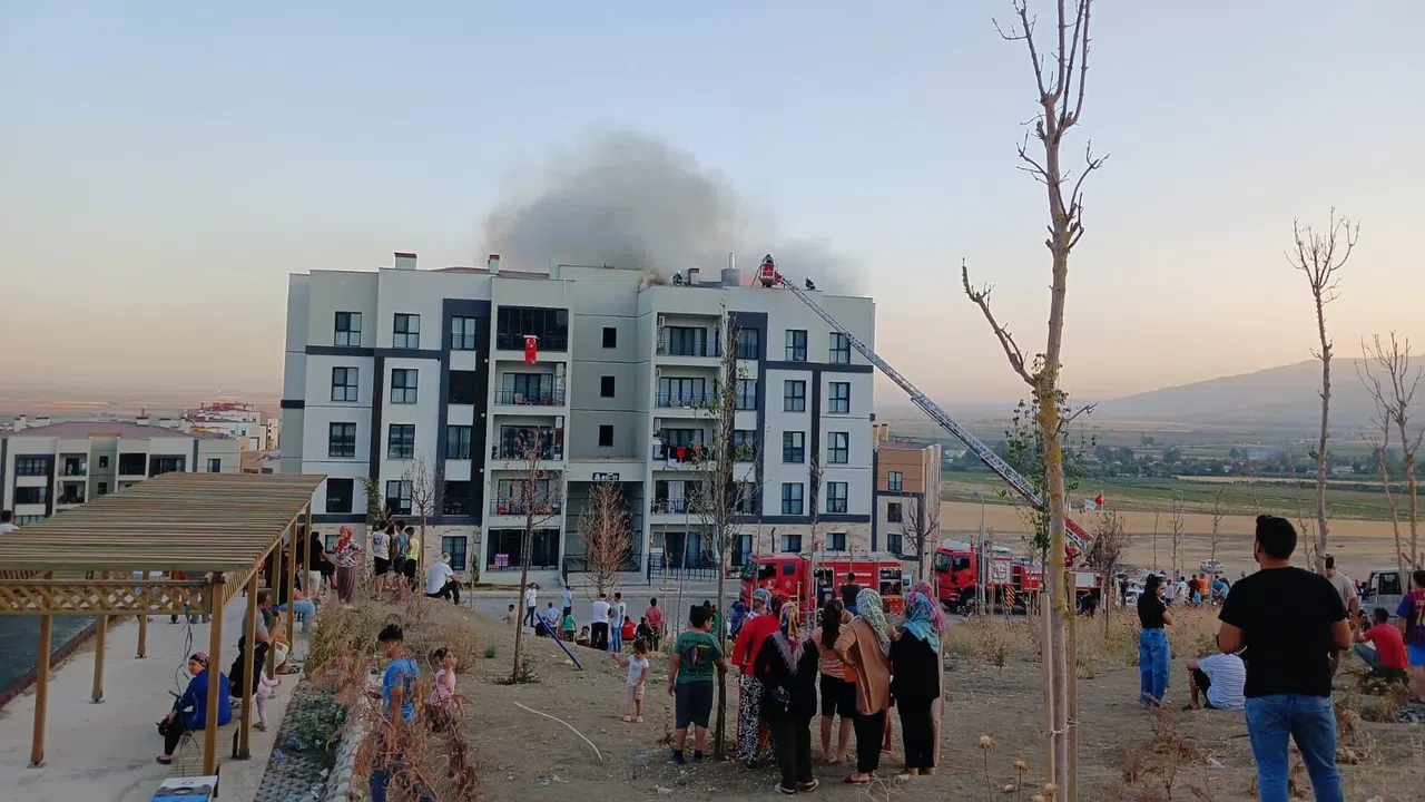 Apartmanın Çatısında Çıkan Yangın Paniğe Neden Oldu