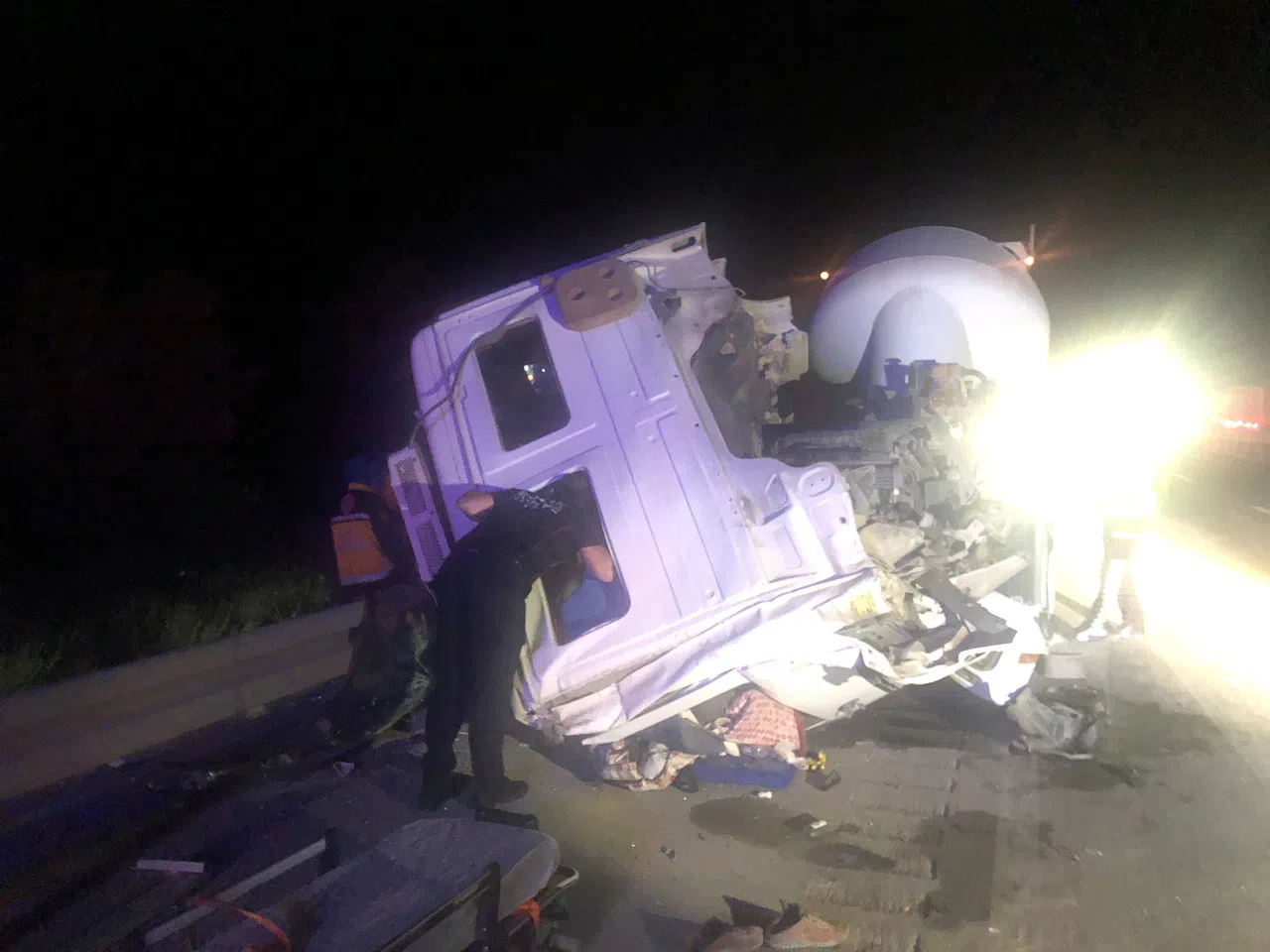 Arkadan Çarptığı Tırın Şoför Kabinini Devirdi, Sürücü Kabinde Sıkıştı