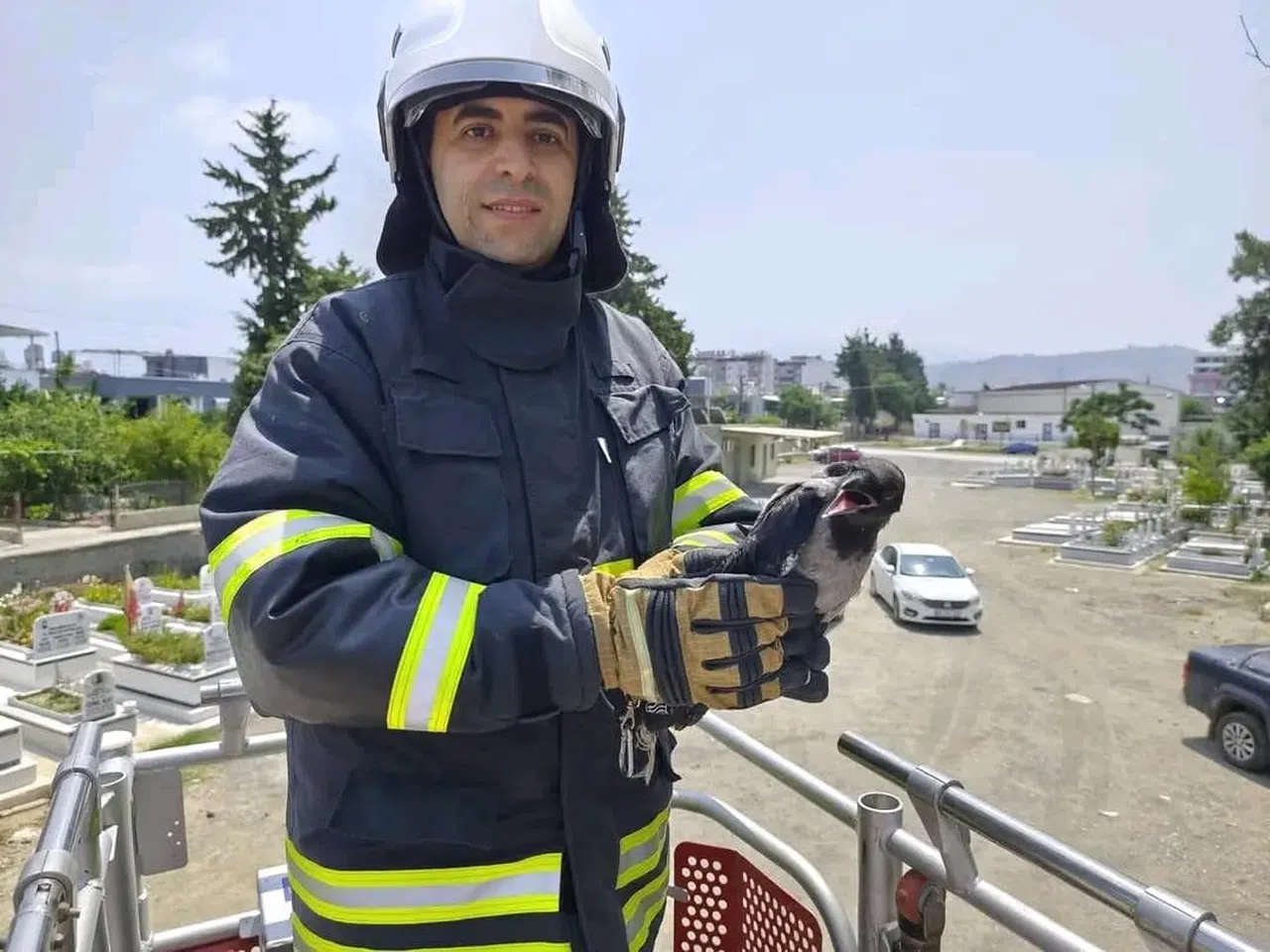 Ayağına İp Dolaşan Karganın Yardımında İtfaiye Yetişti