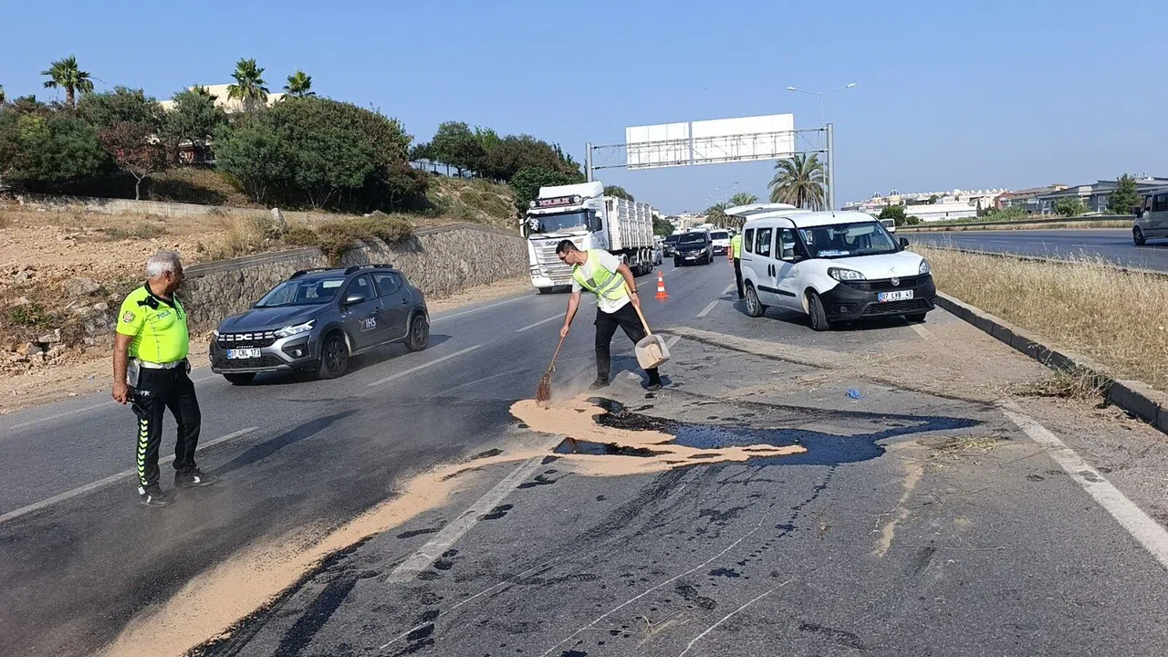 Aynı İstikametteki Araca Çarptıktan Sonra Karşı Şeride Geçip Tur Aracına Çarptı: 3 Yaralı