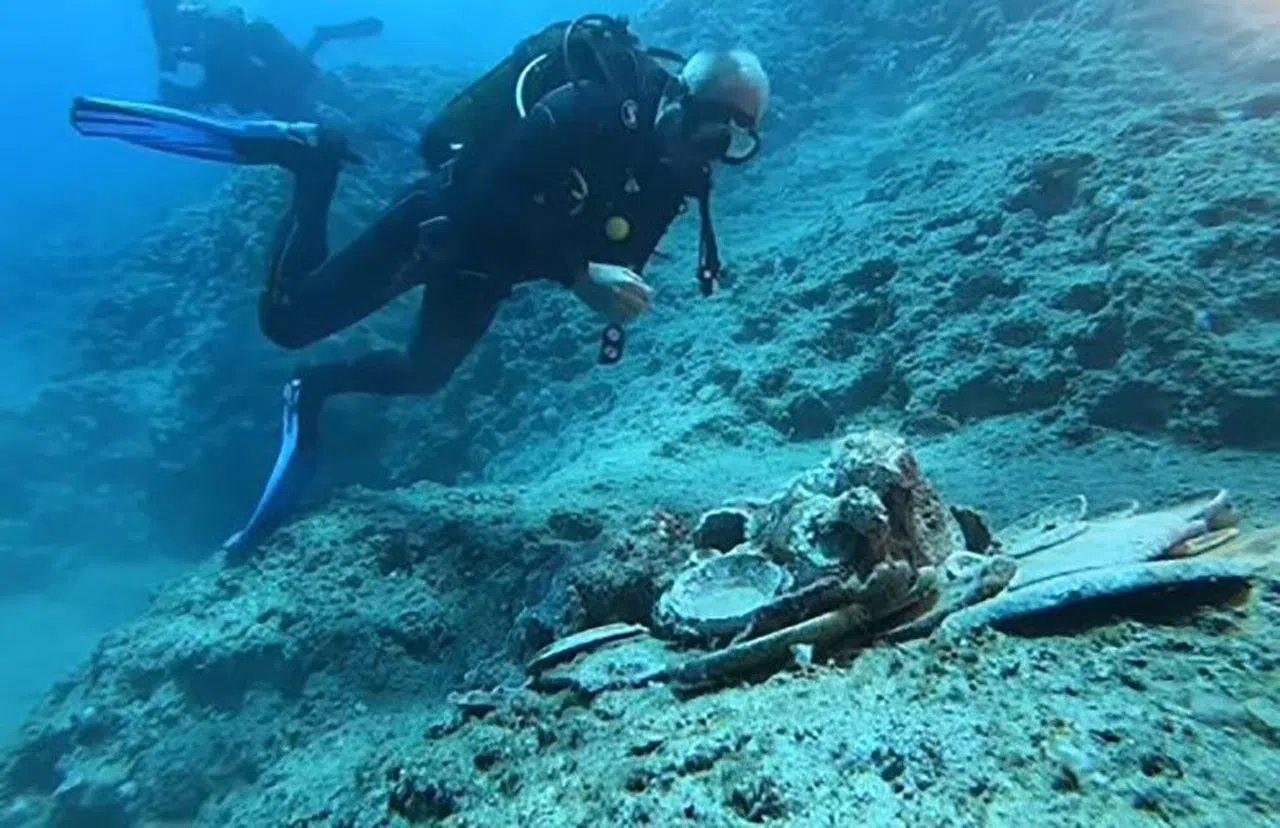 Bakan Ersoy, Akdeniz’in 2 Bin Yıllık Su Altı Hazinesine Dalış Yaptı