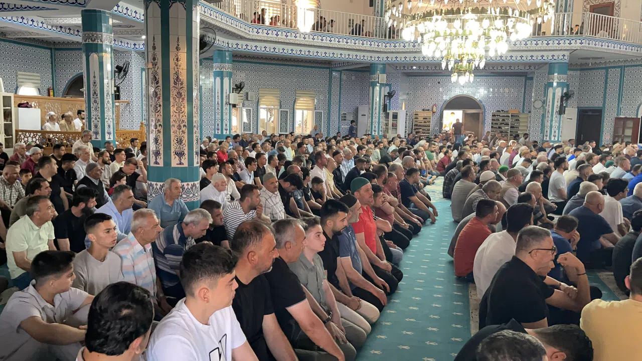 Bayram Namazında Vatandaşlar Camilere Akın Etti