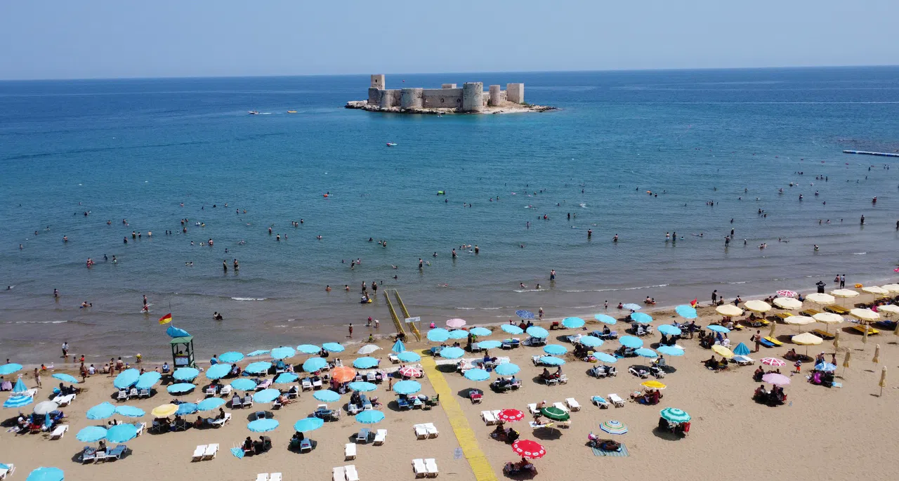 Bayram Tatiliyle Kızkalesi'nde Deniz Keyfi Başladı