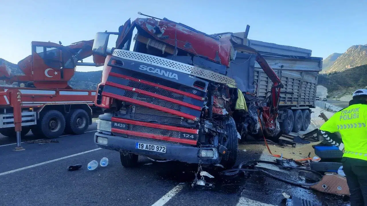Kahramanmaraş'ta Buğday Yüklü Tır Kaza Yaptı: 1 Ölü, 1 Yaralı