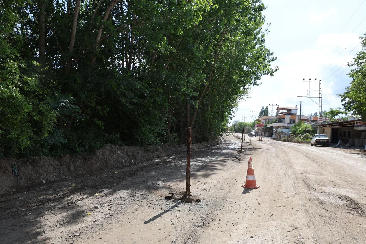 Belediyenin Arazisinde Açtığı Yolun 4 Metresini Kapattı