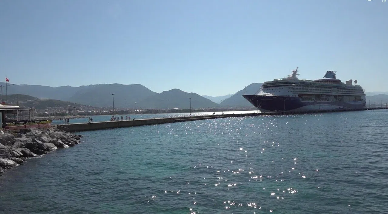 Bin 794 Yolcu 740 Mürettebatlı Dev Gemi İskeleye Demirlendi