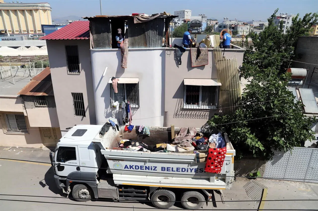 Bir Evden 2 Kamyon Çöp Çıkarıldı