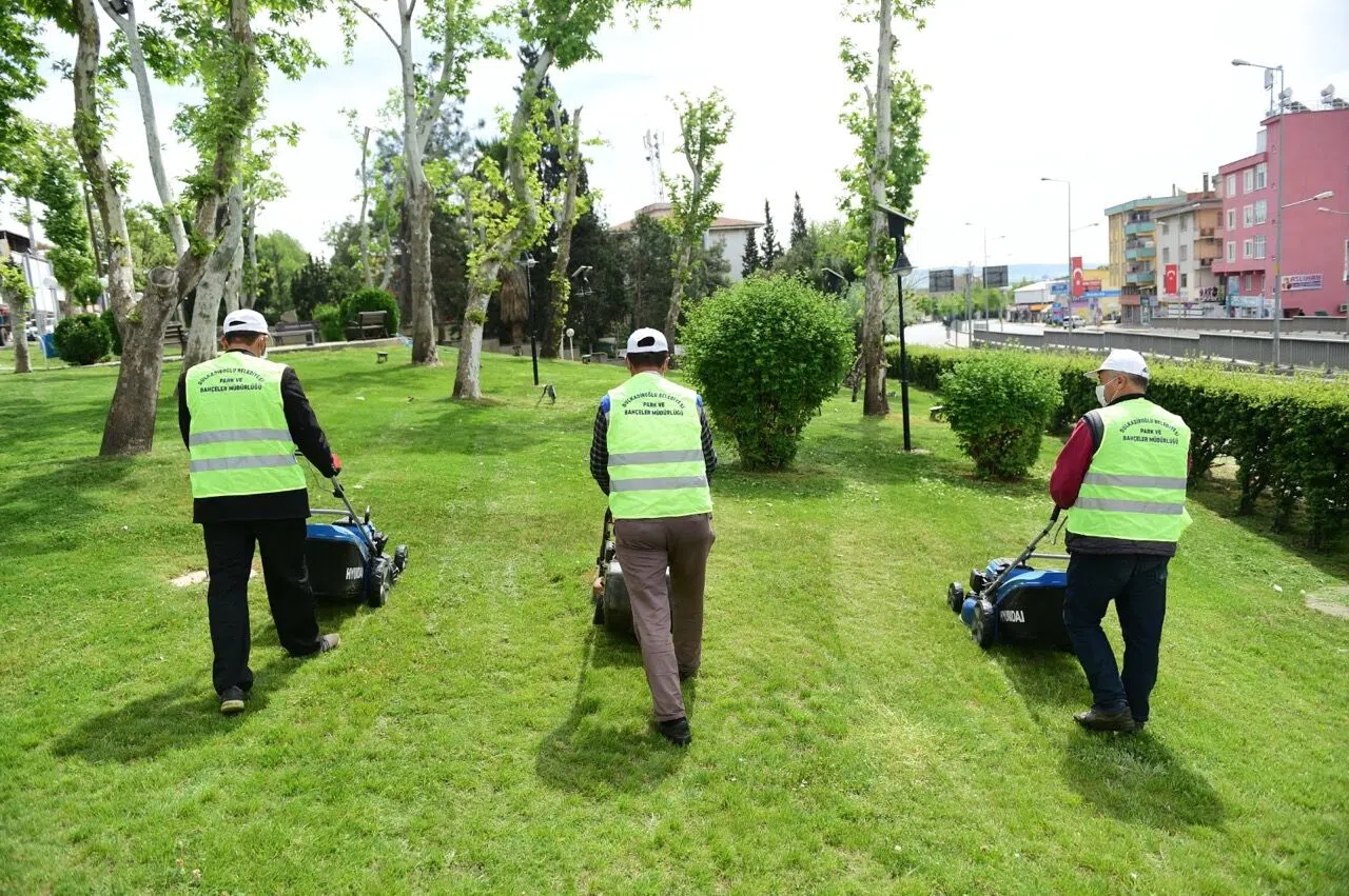 Dulkadiroğlu’nda Bayram Öncesi Yeşil Alanlara Bakım