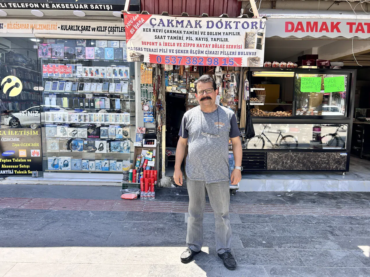 'Çakmak Doktoru' Baba, 2 Metrekarelik Dükkanda 3 Evladını Okutup Meslek Sahibi Yaptı