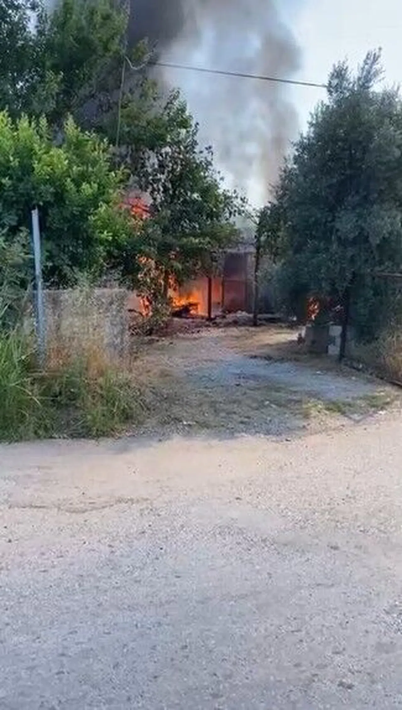 Çıkan Yangında Ev Ve Traktör Kül Oldu