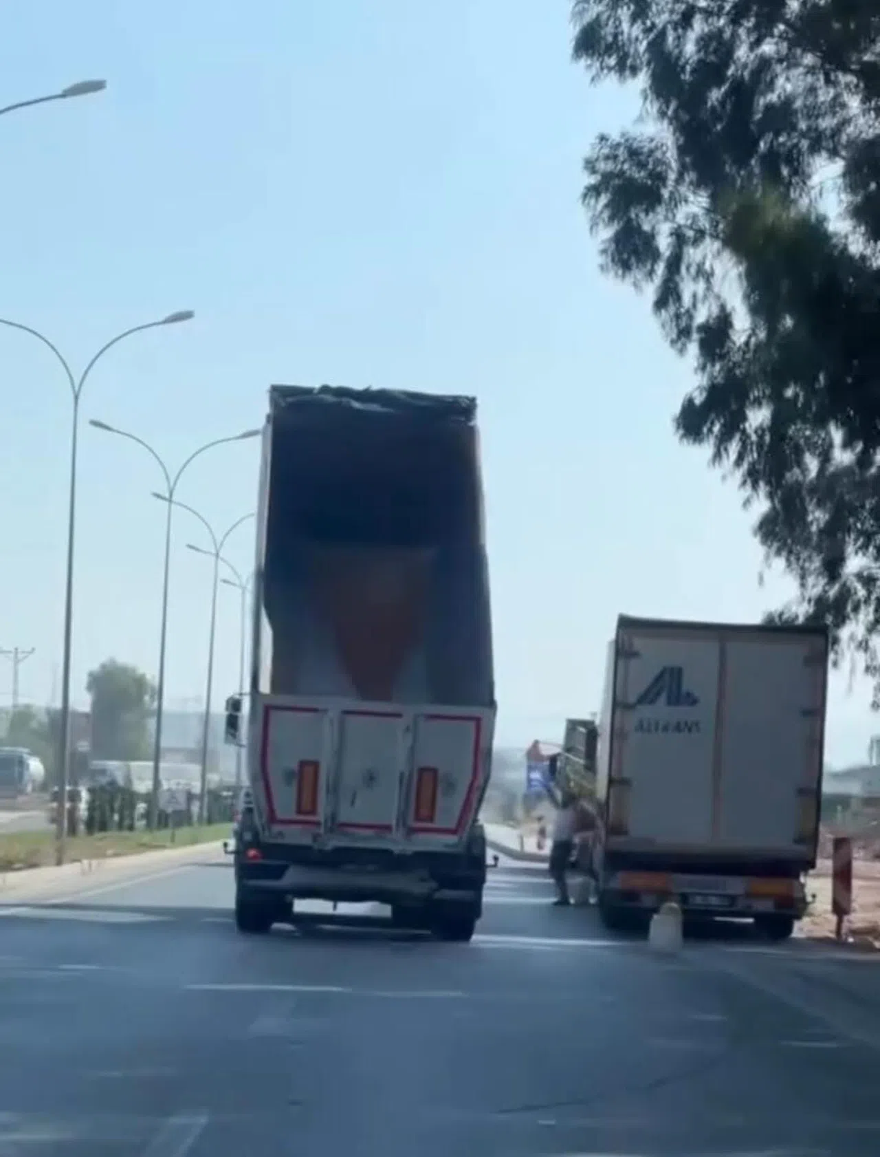 Damperi Açık Unutan Kamyon Şoförü Yürekleri Ağza Getirdi