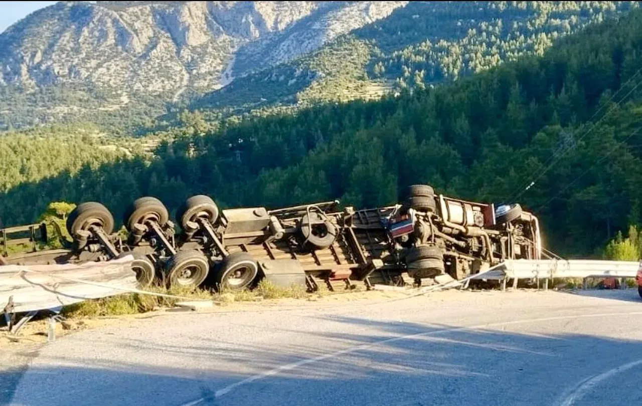 Demir Profil Yüklü Tır Devrildi: 1 Ölü