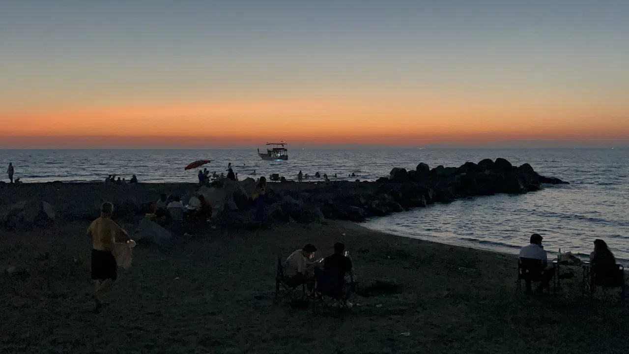 Denize Atlarken Kayalıklara Çakıldı