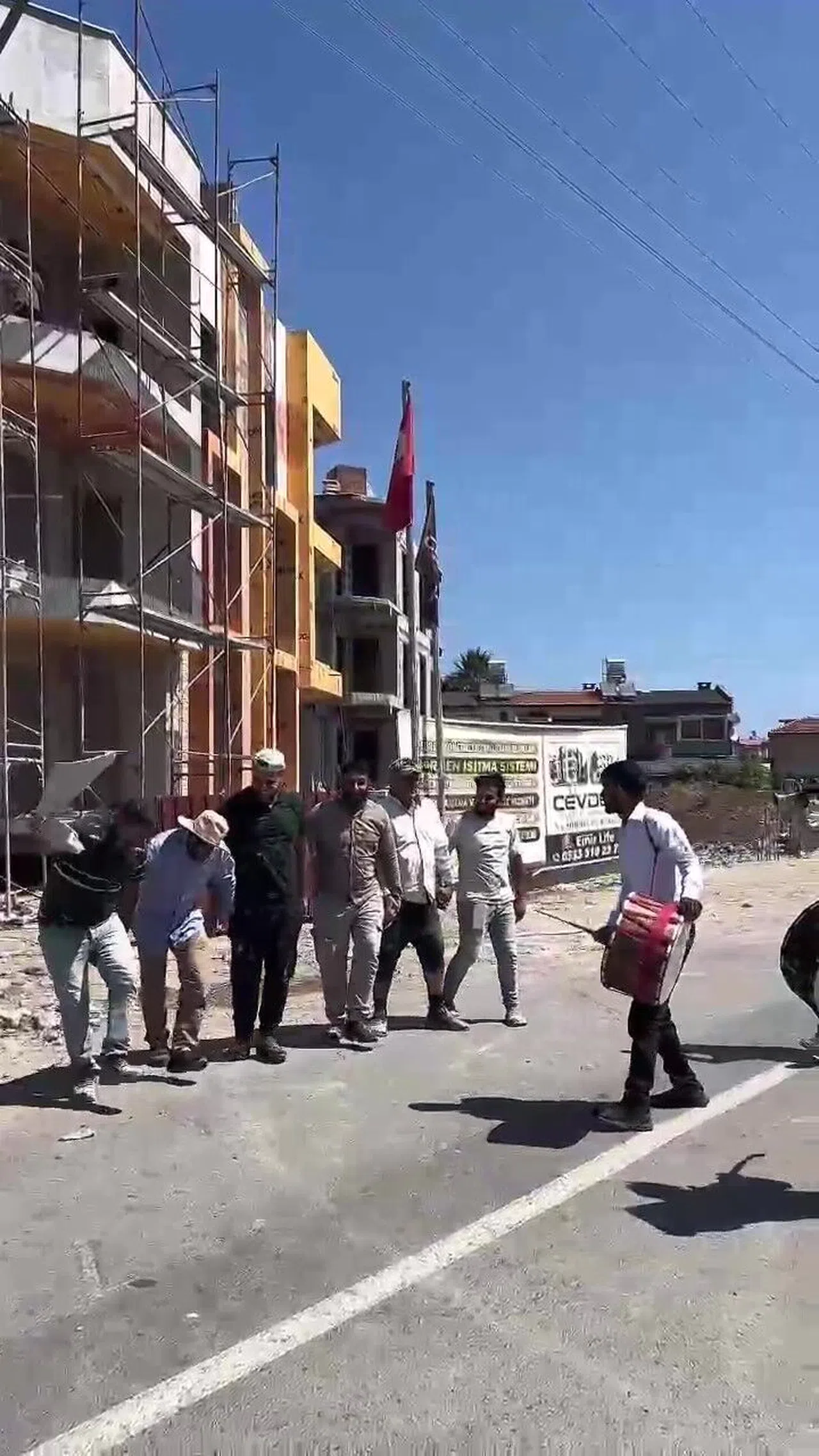 Deprem Konutlarında Çalışan İşçilere Yapılan Davullu Zurnalı Sürpriz İlgi Odağı Oldu