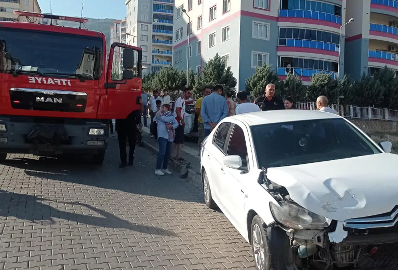 Tavşantepe'de Trafik Kazası: İtfaiye Ekipleri Yaralıyı Kurtardı