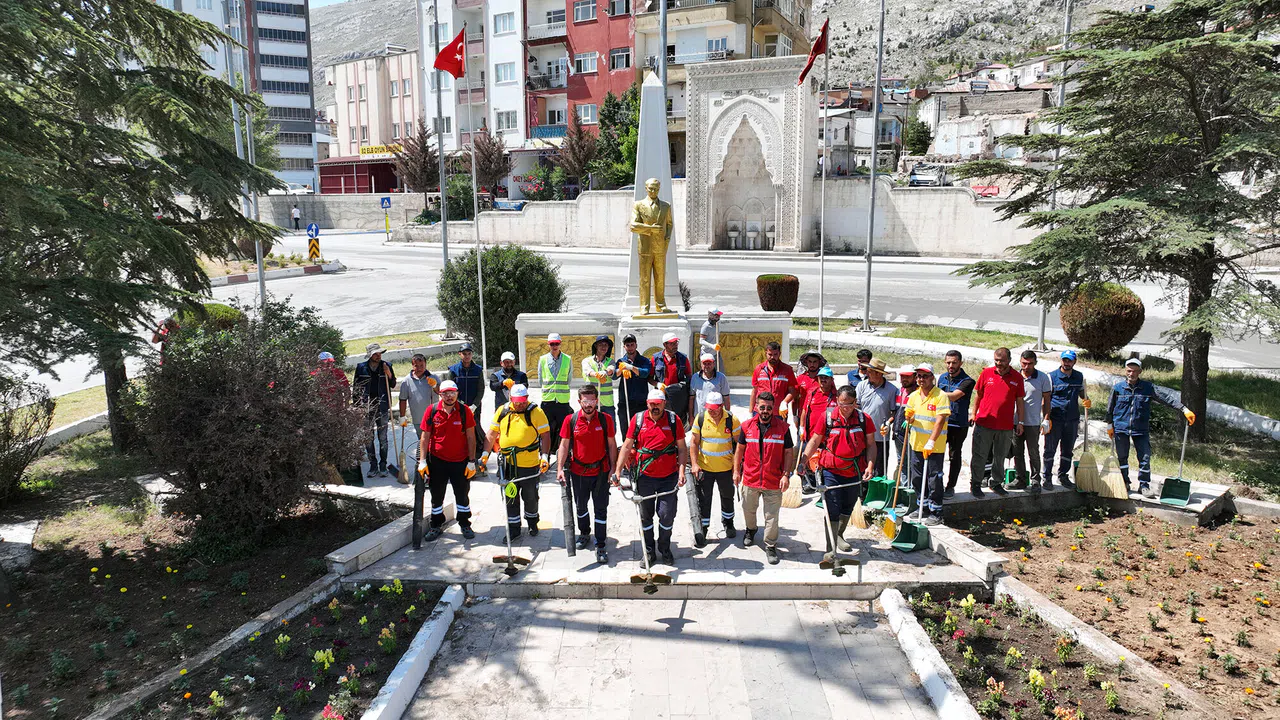 Elbistan’da Temizlik Seferberliği: Caddeler Yıkandı, Yeşil Alanlar İlaçlandı