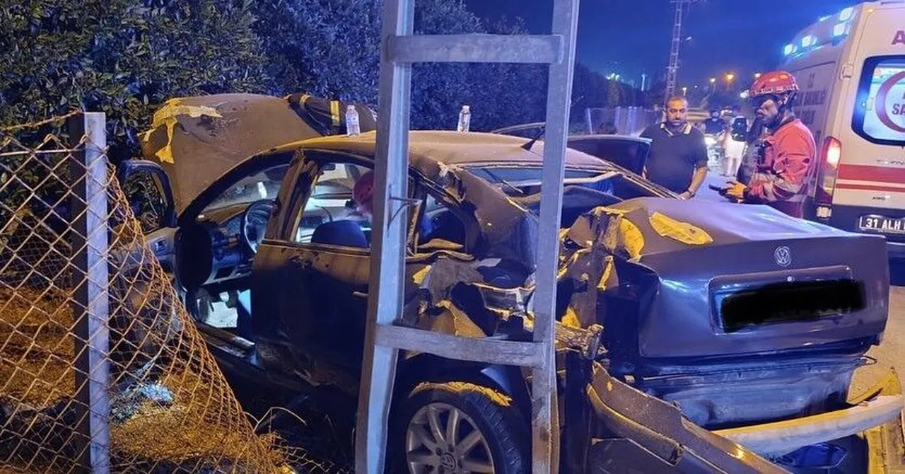 Elektrik Direğine Çarpan Otomobilin Sürücüsü Yaralandı