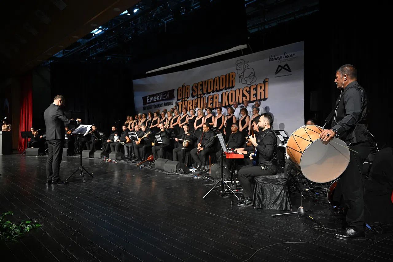 Emekli Korosundan Duygu Dolu Türkü Gecesi