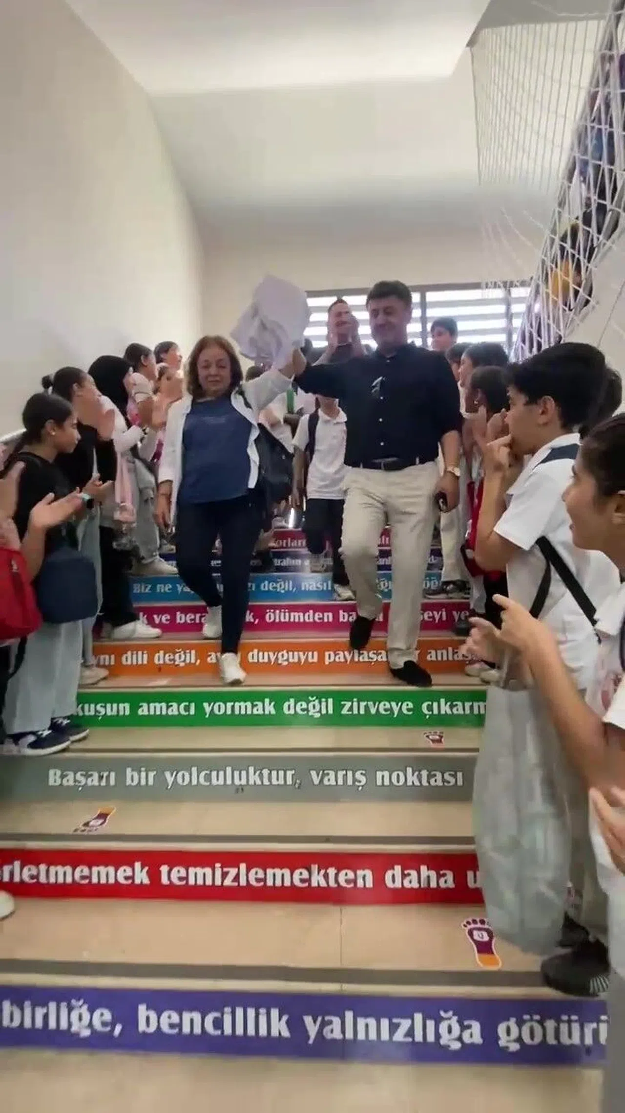 Emekliye Ayrılan 46 Yıllık Öğretmene Duygusal Veda