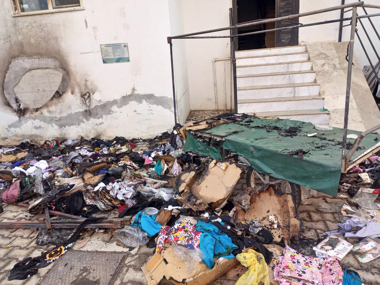 Evinin Önündeki Tekstil Ürünleri Tezgahı Küle Döndü