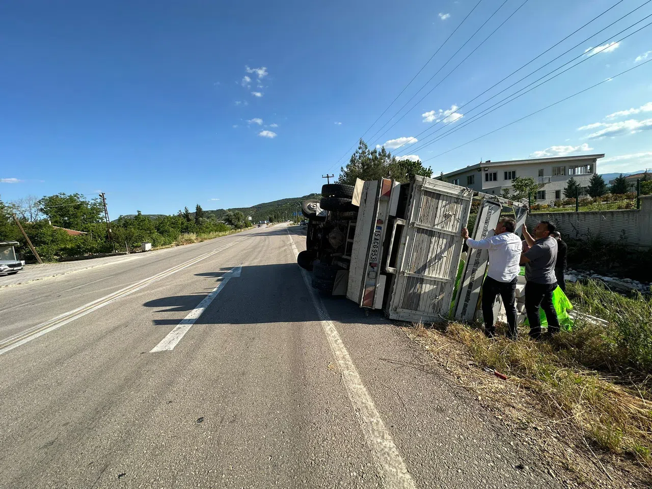 Gazbeton Yüklü Kamyonet Şarampole Devrildi