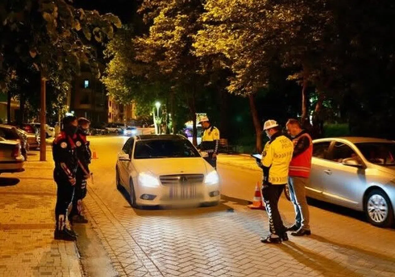 Gece Uygulaması: 1 Saatte 43 Şahıs Ve 15 Araç Denetlendi