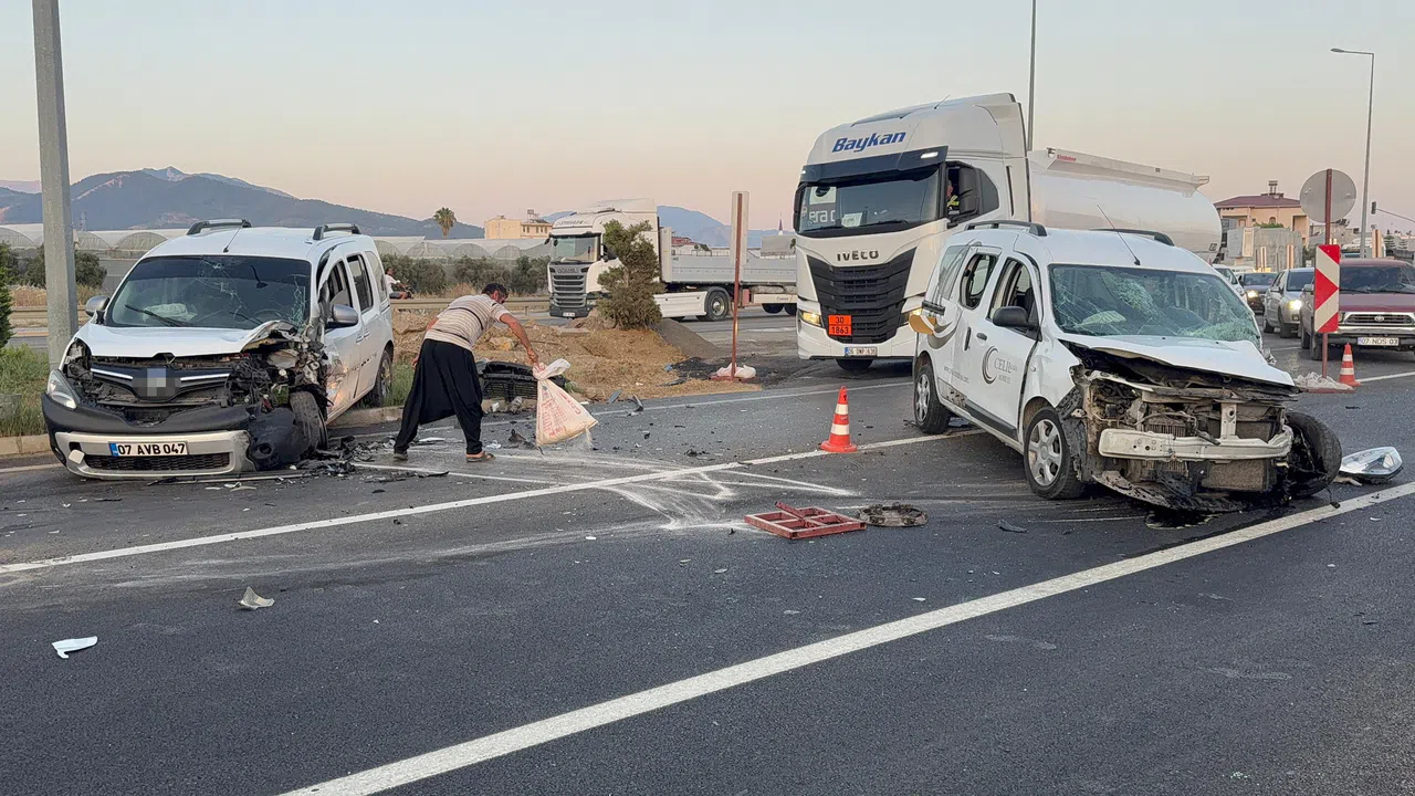 Hafif Ticari Araçlar Kafa Kafaya Çarpıştı: 4 Yaralı