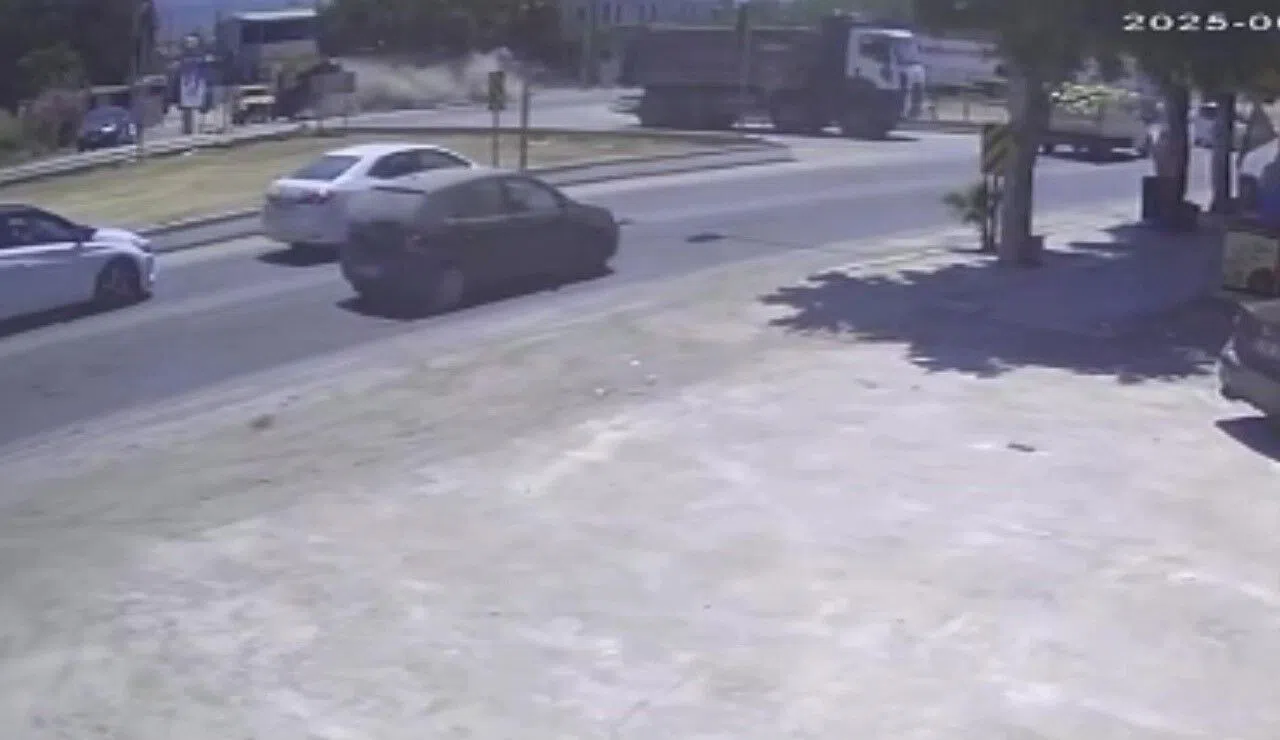 Havada Metrelerce Uçan Otomobil 2 Araca Çarparak Durabildi