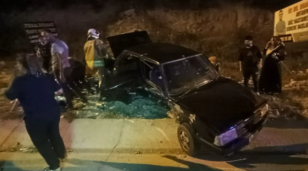 İki Otomobil Çarpıştı: 6 Yaralı