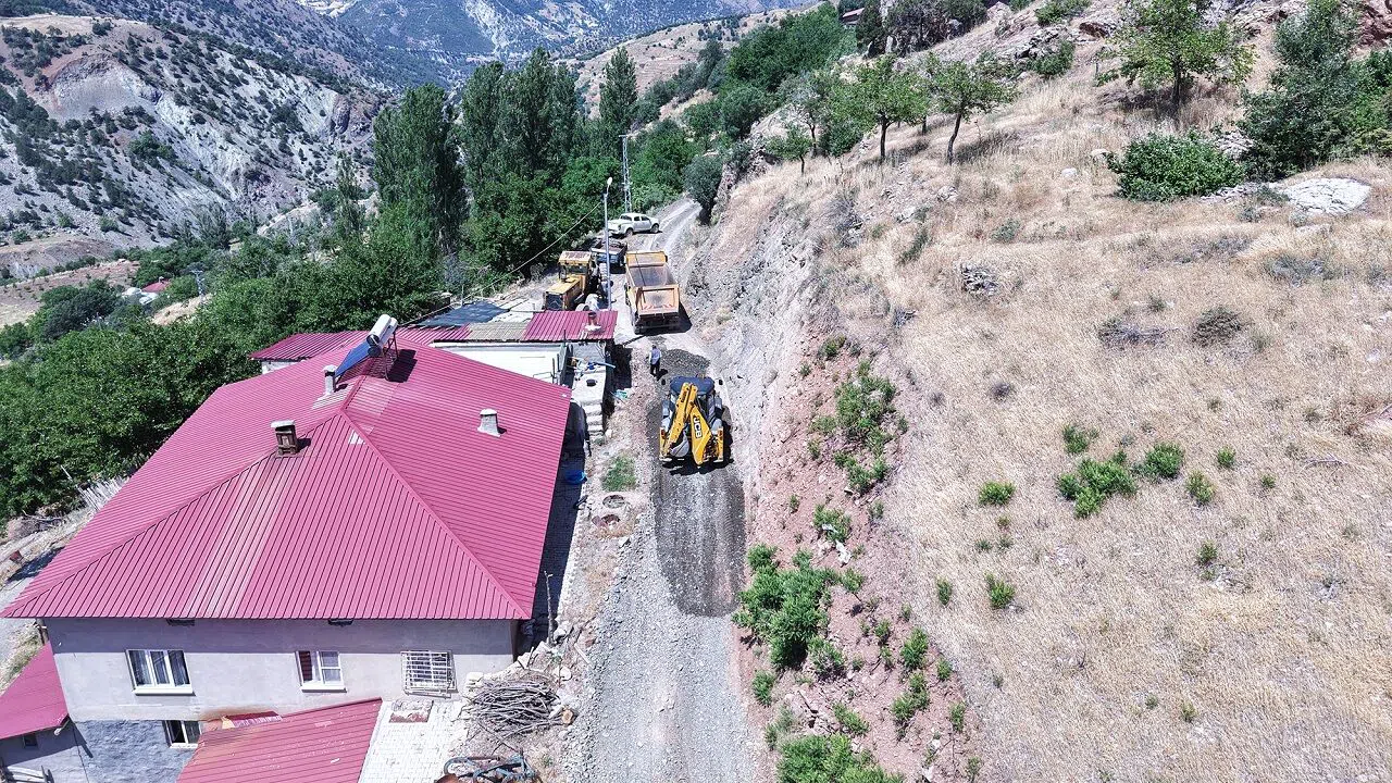 Büyükşehir Ekinözü Grup Yollarında Çalışıyor