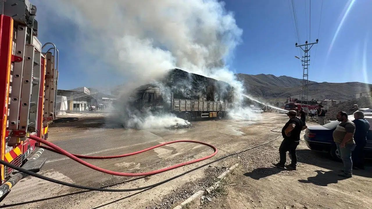 Kahramanmaraş’ta Saman Yüklü Kamyon Elektrik Tellerine Takıldı Alev Aldı