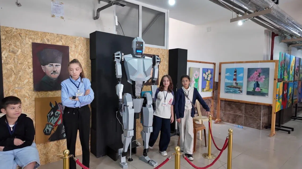 Kahramanmaraş'ta Dev Robot Maketiyle Dikkat Çektiler