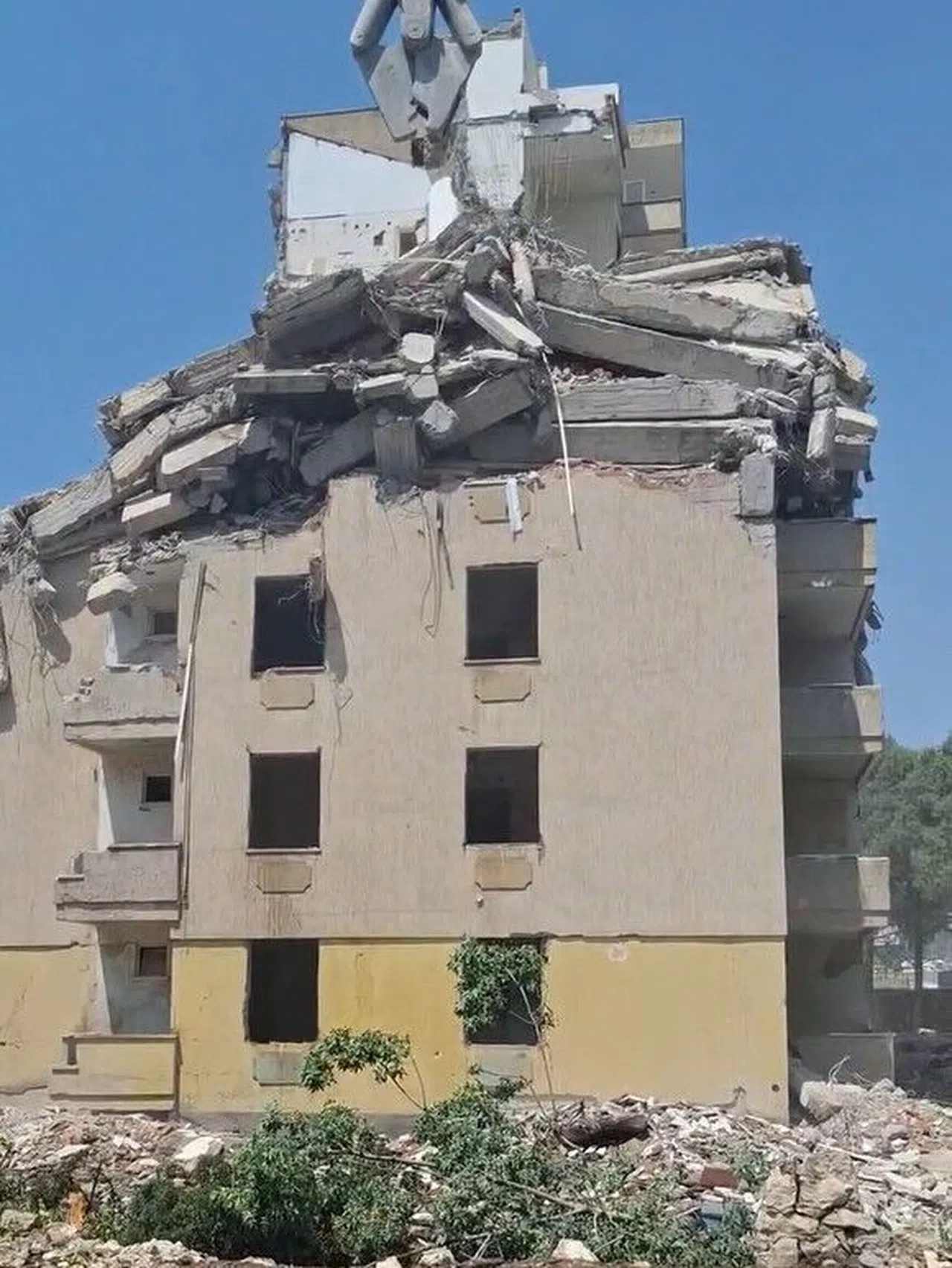 Kahramanmaraş’ta Hasarlı Binaların Yıkımı Sürüyor