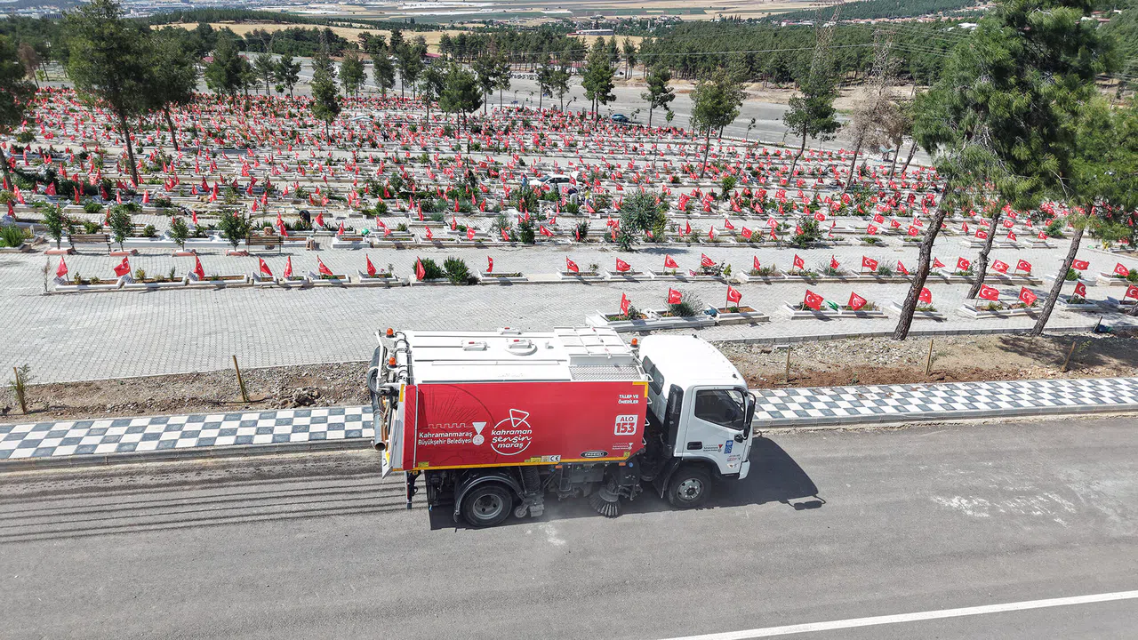 Kahramanmaraş’ta Mezarlıklar Bayrama Hazırlanıyor