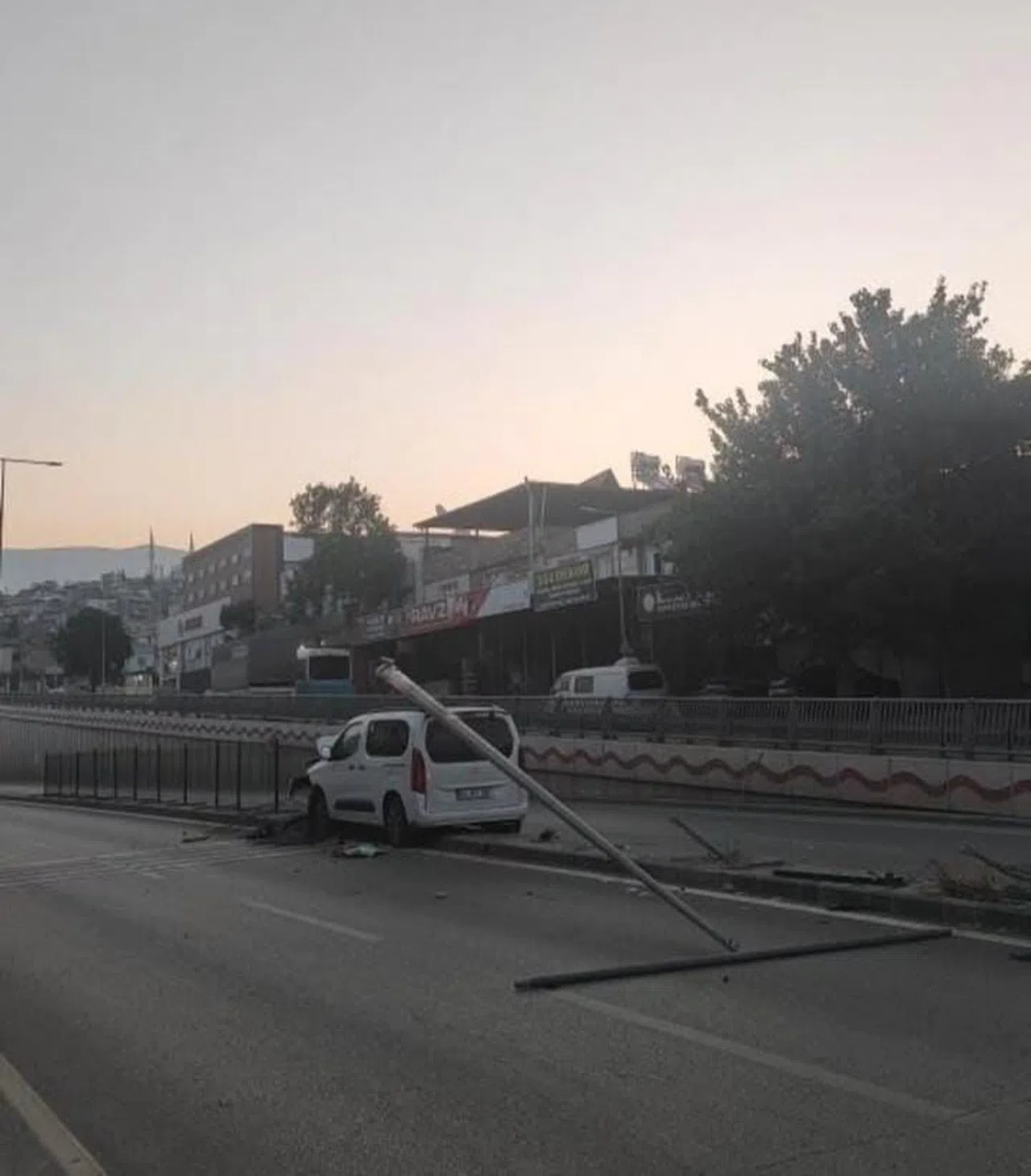 Kahramanmaraş’ta Trafik Kazası: Kontrolden Çıkan Araç Aydınlatma Direğine Çarparak Durdu