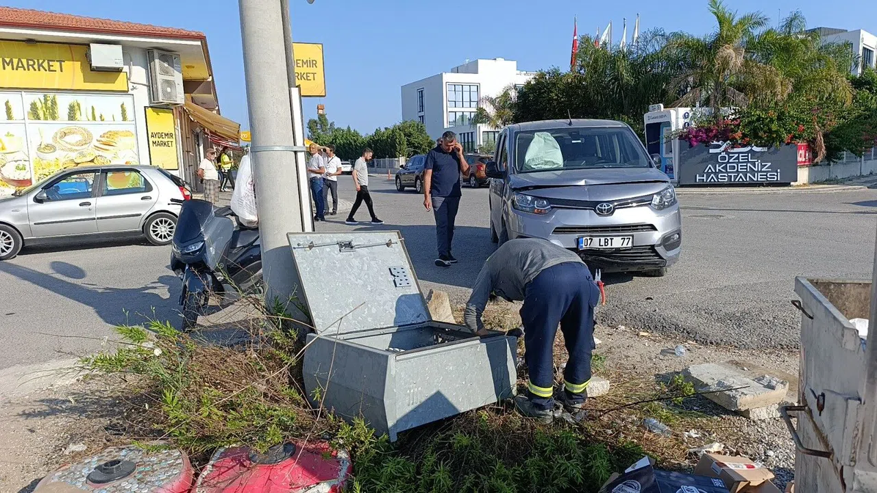 Kaza Yapan Araçlar Elektrik Panosu Devirdi