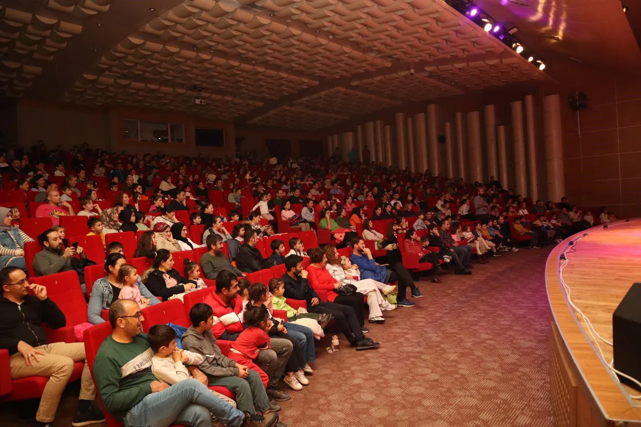 Kepez Kent Tiyatrosu Sezonu 30 Bin Seyirciyle Kapattı