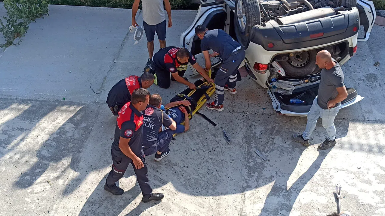 Kontrolden Çıkan Otomobil Dere Yatağına Uçtu Anne Ve Oğlu Yaralandı