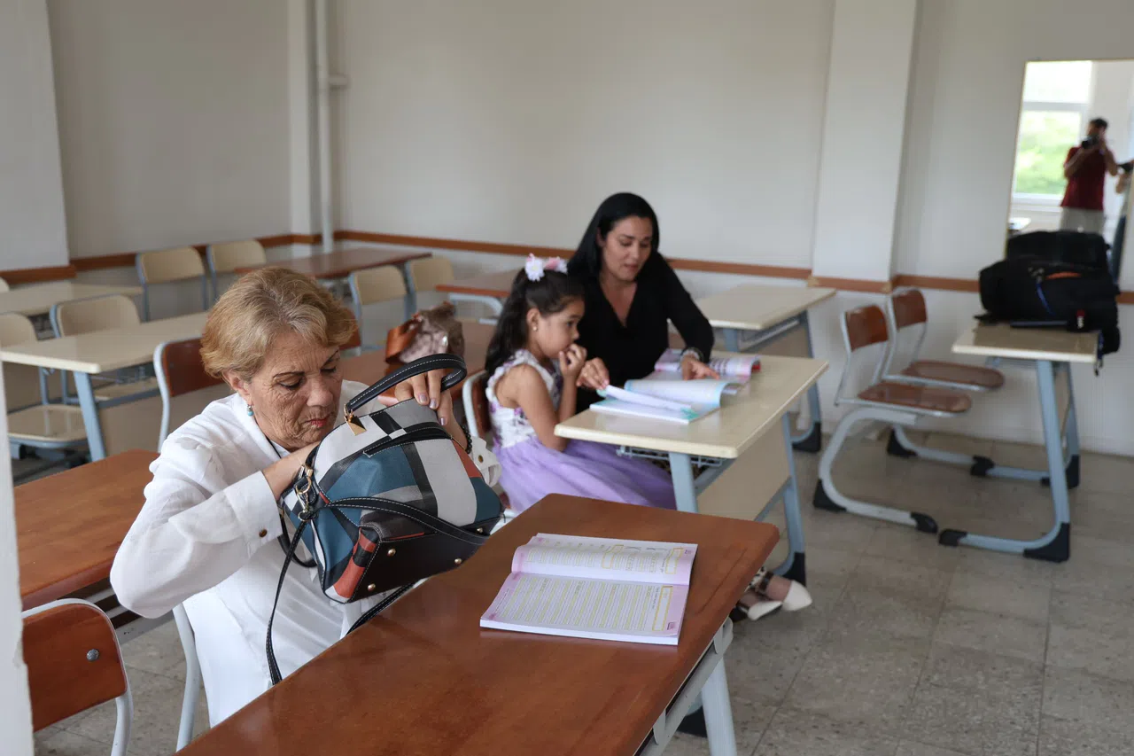 Kübalı gelin, annesi ve kızıyla Türkçe öğrenmeye başladı