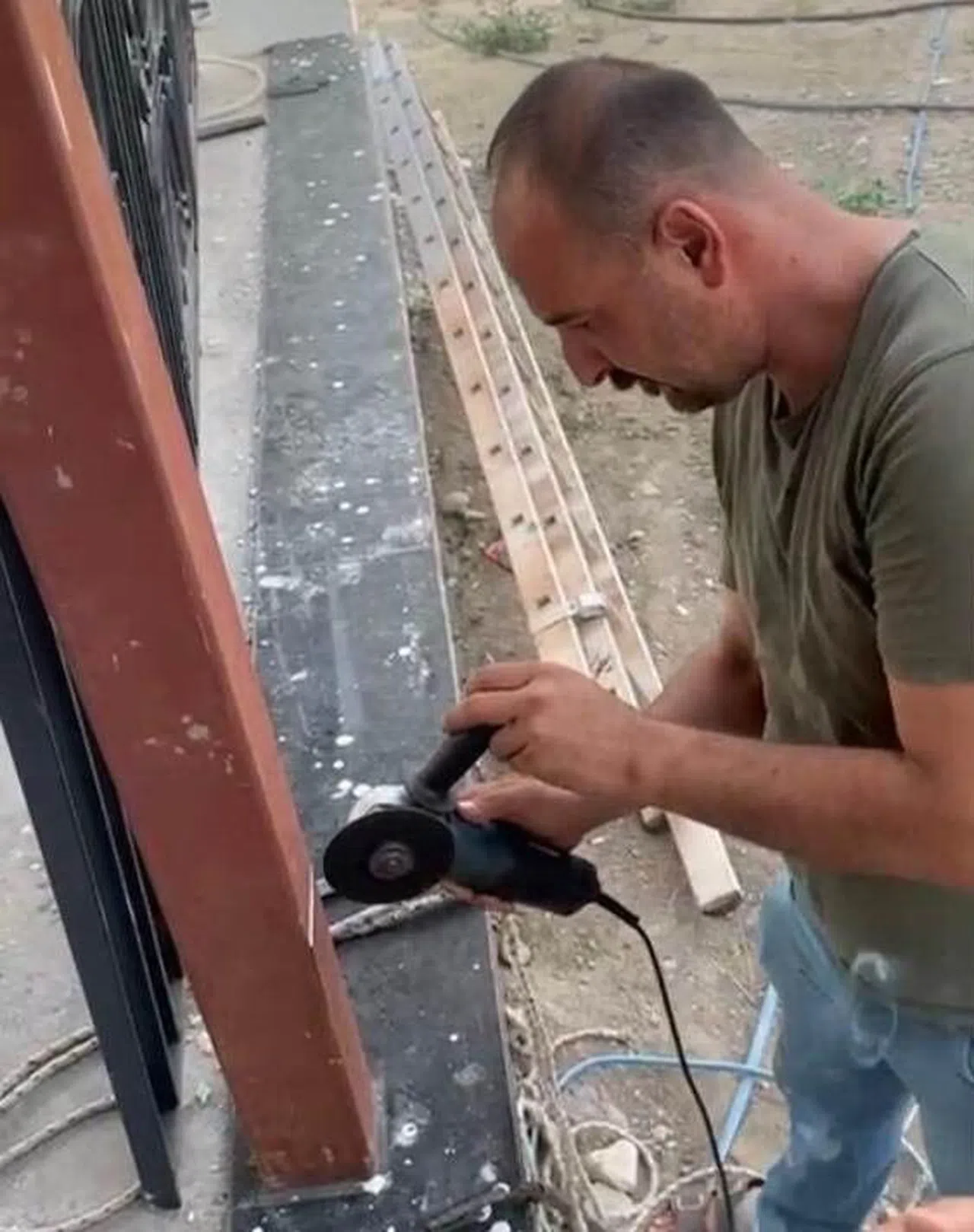 Mahsur kalan kuş demir direk kesilerek kurtarıldı